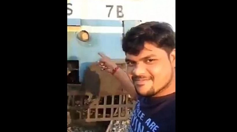 Βίντεο-σοκ: Ποζάρει για selfie μπροστά σε τρένο που τον παρασύρει